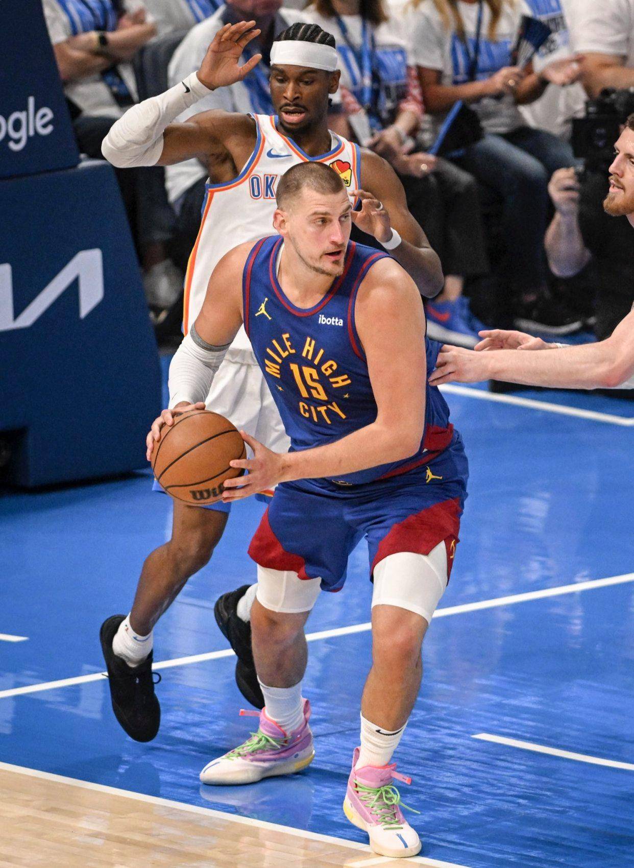 她在社交和 她在社交和